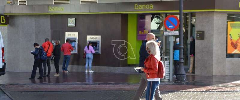 Gente paseando con mascarillas en la zona comercial de Los Llanos de Telde/TA.